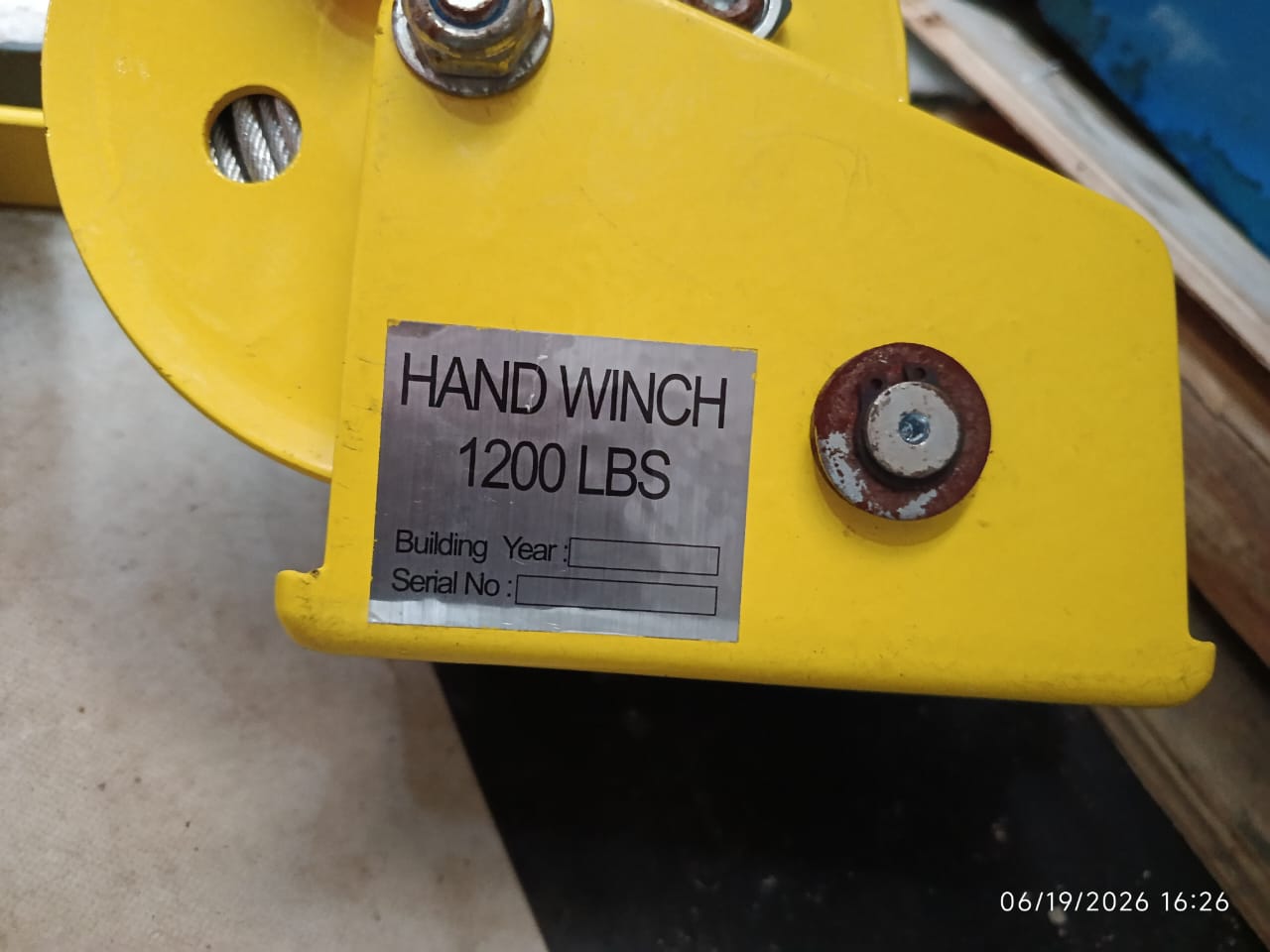 1200 lbs Heavy-Duty Manual Self-Locking Hand Winch