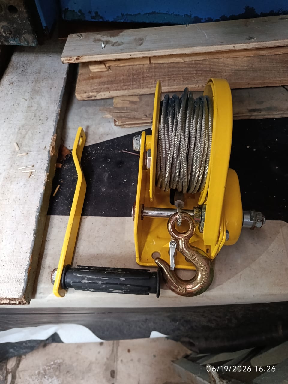 1200 lbs Heavy-Duty Manual Self-Locking Hand Winch