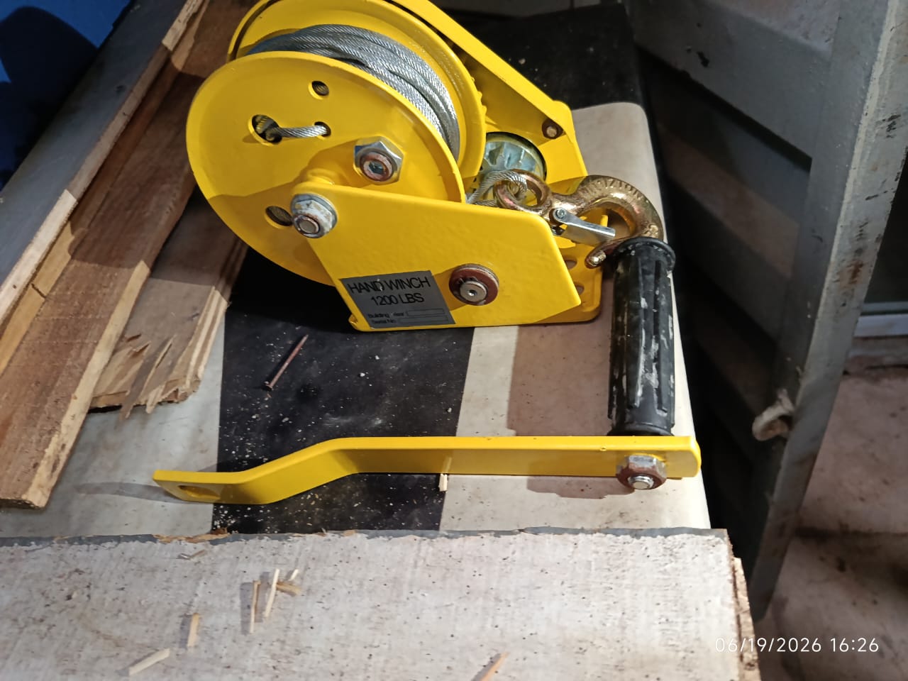 1200 lbs Heavy-Duty Manual Self-Locking Hand Winch