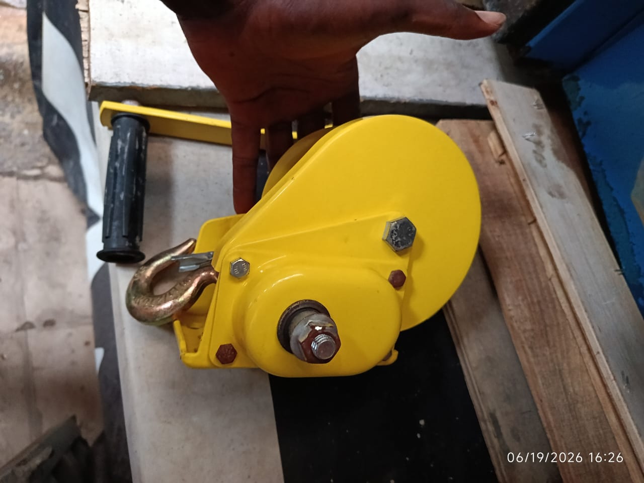 1200 lbs Heavy-Duty Manual Self-Locking Hand Winch